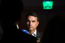 Disputa pelo Pix: Flávio Bolsonaro ataca governo Lula após relatório dos EUA - Imagem