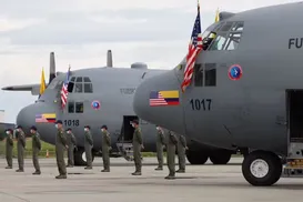 Avião militar com 125 pessoas cai durante decolagem na Colômbia - Imagem