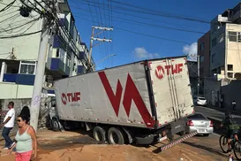 Caminhão cai em buraco, fica atravessado e trava trânsito em Amaralina - Imagem
