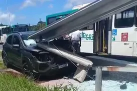 Grave acidente! Carro destrói ponto de ônibus em Salvador; veja vídeo - Imagem