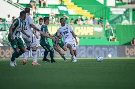 Com um a menos e gols no fim, Vitória busca empate com a Chapecoense - Imagem