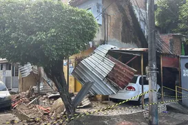 Desabamento de marquise deixa uma pessoa ferida na Ribeira - Imagem