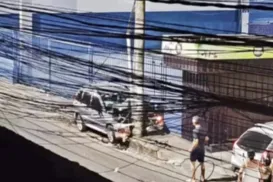 Duas pessoas morrem após carro colidir com poste em Salvador - Imagem