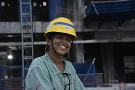 Entre tubos e coragem: a história da mulher que desafia o machismo nas obras - Imagem