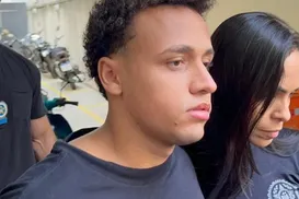 Estupro coletivo: réu se entrega com camisa escrita “Não se arrependa” - Imagem