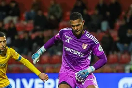 Ex-goleiro do Bahia erra feio na Europa e condena time ao rebaixamento - Imagem