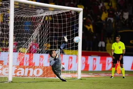 Ex-Vitória brilha em disputa de pênaltis e classifica Sport na Copa do Brasil - Imagem