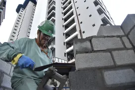 Fazendo história: mulher ajuda a construir o maior prédio da Bahia - Imagem