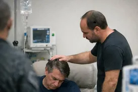 Carlos Bolsonaro sai “destruído” após visitar o pai na UTI - Imagem