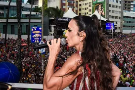 Folião vestido de latinha chama atenção de Ivete Sangalo no Carnaval - Imagem