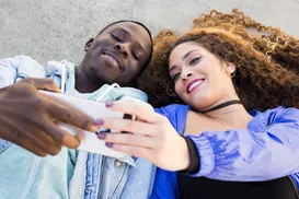 Geração Z conservadora? 31% dos jovens acreditam que esposa deve obedecer o marido - Imagem