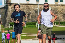 Guitarrista do Guns N’ Roses é flagrado correndo na Barra antes de show em Salvador - Imagem