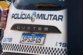 Homem joga bebê de seis meses no chão, agride mulher e tenta atropelá-la - Imagem