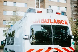 Homem morre após ser atropelado por ambulância - Imagem