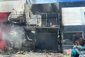 Incêndio de grandes proporções destrói loja de roupas na Cidade Baixa - Imagem