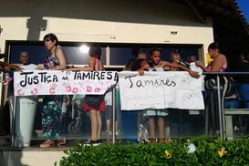 Justiça por Thamires: multidão, protesto e cortejo marcam sepultamento em Salvador - Imagem