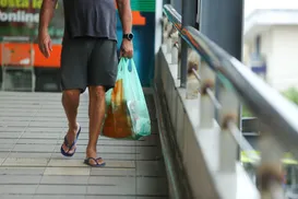 Lei das sacolas plásticas gratuitas continua suspensa em Salvador - Imagem
