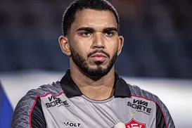 Lucas Arcanjo sente incômodo e é substituído em jogo do Vitória - Imagem