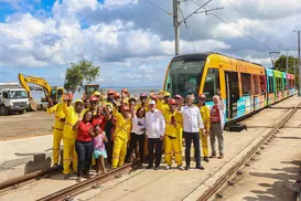 Lula e Jerônimo vistoriam obras do VLT de Salvador e autorizam expansão do modal - Imagem