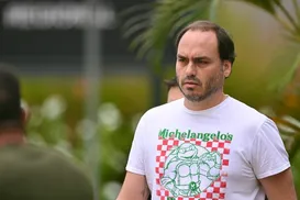 “Mais forte e ativo”: Carlos relata melhora de Bolsonaro na prisão domiciliar - Imagem