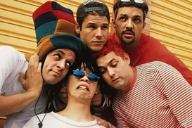 Mamonas Assassinas: jaqueta de Dinho é encontrada intacta após exumação - Imagem