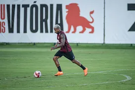 Marinho sente dores e é substituído no primeiro tempo - Imagem