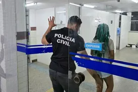 Mulher comparsa do suspeito de roubo no metrô de Salvador é presa - Imagem