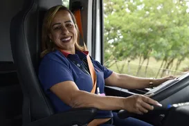 Mulher faz história ao ser a primeira a dirigir carreta elétrica no Brasil - Imagem