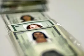 Papel alumínio na identidade: entenda para que serve e como funciona - Imagem