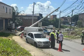 Poste cai após carro e kombi colidirem e bloquearem trânsito em Salvador - Imagem