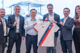 BYD lidera vendas no Brasil em abril e presidente global recebe camisa do Bahia - Imagem
