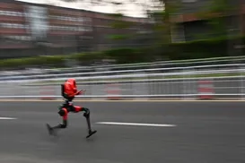 Robô corre meia-maratona 6 minutos mais rápido que recorde humano - Imagem