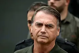 Bolsonaro tem alta após cirurgia e volta para prisão domiciliar - Imagem
