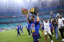 Vai renovar? Everton Ribeiro celebra título e analisa fim de contrato - Imagem