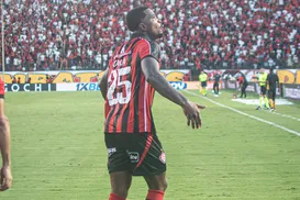 Vitória ainda negocia presença de Cacá em jogo contra o Corinthians - Imagem