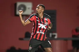 Vitória perde novo jogador por lesão e ganha desfalque contra o Grêmio - Imagem