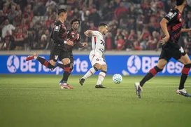 Vitória sofre com arbitragem polêmica e é derrotado pelo Athletico - Imagem