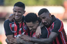 Vitória supera o Galícia e vai para semifinal do Baianão em vantagem - Imagem