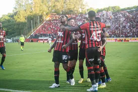 Vitória vence São Paulo no Barradão com show de heróis improváveis - Imagem