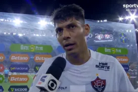 Volante do Vitória ironiza arbitragem em derrota parcial: "Se falar toma punição" - Imagem