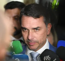 Ex-ministro de Lula detona Flávio Bolsonaro e declara guerra contra escala 6x1 - Imagem