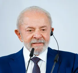 “Temos que aceitar”, diz Lula sobre possível vitória de Flávio Bolsonaro - Imagem