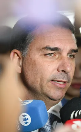 Flávio Bolsonaro admite que pediu dinheiro a Vorcaro para filme do pai