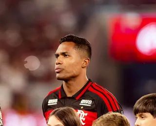 À frente de Juba na Seleção, Alex Sandro é o pior em campo no Barradão