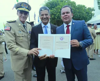 O advogado Vivaldo Amaral recebe título em celebração aos 201 anos da PMBA
