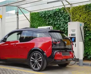 Alta do petróleo faz venda de carros elétricos saltar 184% no Brasil