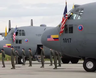 Avião militar com 125 pessoas cai durante decolagem na Colômbia