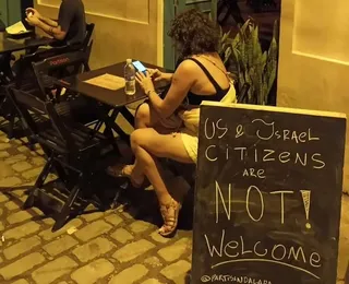 Bar em ponto turístico é multado por placa contra americanos e israelenses