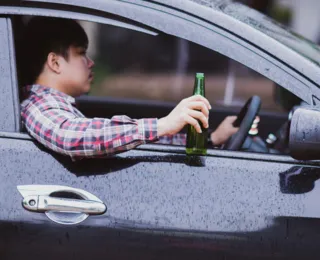 Beber e dirigir: motoristas flagrados podem perder CNH e pagar R$ 30 mil
