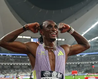 Brasileiro dá show, bate recordista mundial e leva ouro no atletismo